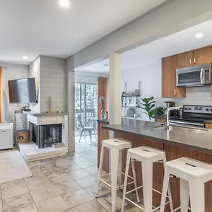 Updated Whistler Creek Studio With Parking Apartment