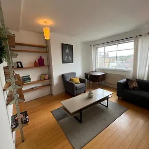 2 Bed Flat In Heart Of Hackney London